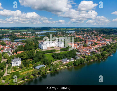 Luftbild des Plöner Schloss und die Altstadt Stockfoto