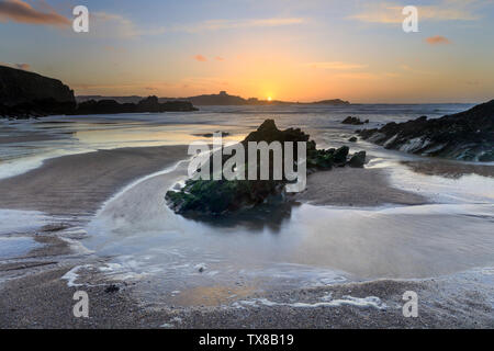 Sonnenuntergang Lusty Glaze Strand in Cornwall. Stockfoto