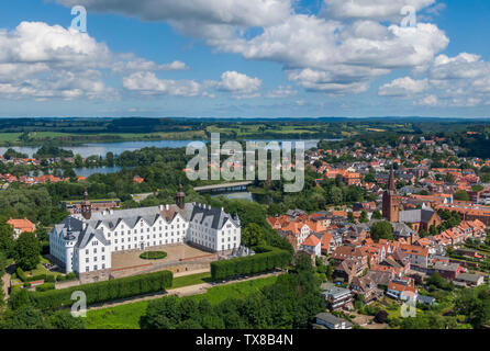 Luftbild des Plöner Schloss und die Altstadt Stockfoto