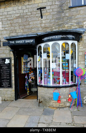 Altmodische Sweet Shop in Corfe Castle, Dorset, Großbritannien - Johannes Gollop Stockfoto