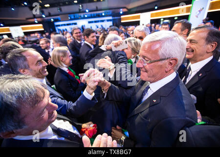 Lausanne, Schweiz. 24. Juni, 2019. Die Mitglieder der Delegation Milan-Cortina feiern, nachdem die Städte das Angebot, um die 2026 Olympischen Spiele während der 134. Sitzung des Internationalen Olympischen Komitees (IOC) in Lausanne in der Schweiz zu hosten gewann, am 24. Juni 2019. Quelle: Pool/Xu Jinquan/Xinhua/Alamy leben Nachrichten Stockfoto