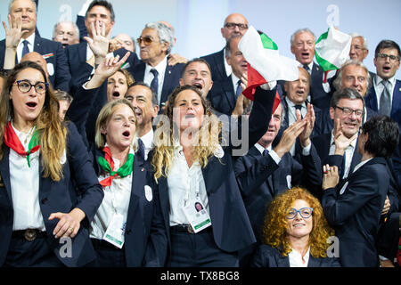 Lausanne, Schweiz. 24. Juni, 2019. Die Mitglieder der Delegation Milan-Cortina feiern, nachdem die Städte das Angebot, um die 2026 Olympischen Spiele während der 134. Sitzung des Internationalen Olympischen Komitees (IOC) in Lausanne in der Schweiz zu hosten gewann, am 24. Juni 2019. Quelle: Pool/Xu Jinquan/Xinhua/Alamy leben Nachrichten Stockfoto