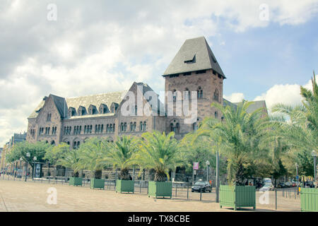 Metz, Frankreich - 20 September 2017: Main Post Office - Fassaden auf dem Platz vor der General de Gaulle und der Rue Gambetta, Alerion Hotel Stockfoto