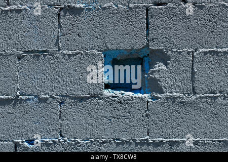 Blaues Quadrat auf eine graue Wand Stockfoto
