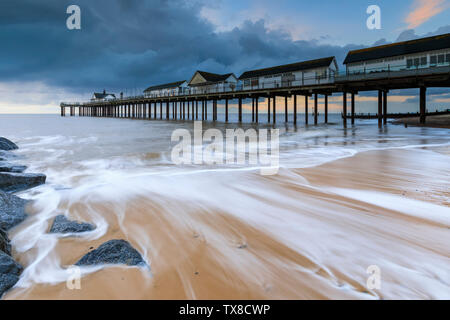 Southwold Pier bei Sonnenaufgang eingefangen. Stockfoto