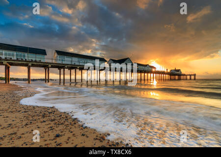 Southwold Pier bei Sonnenaufgang eingefangen. Stockfoto