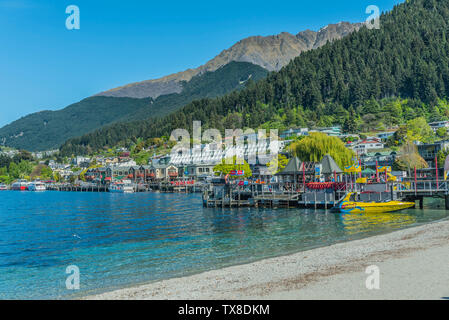 QUEENSTOWN, Neuseeland - Oktober 10, 2018: Blick auf den Strand des Lake Wakatipu. Stockfoto