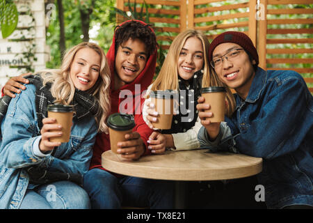 Gruppe, wenn Fröhliche multiethnischen Freunde Jugendliche lustige Zeit zusammen verbringen im Freien, Kaffee trinken in einem Café Stockfoto