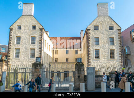 Einen weiten Blick auf das Äußere des Queensberry House - eine aus dem 17. Jahrhundert, der Besoldungsgruppe A aufgeführten Gebäude auf Canongate, die Royal Mile, Edinburgh, Schottland, Großbritannien. Stockfoto