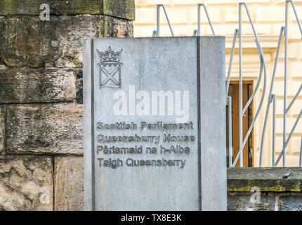 Stein Zeichen außerhalb Queensberry House, die Teil des Schottischen Parlaments. Canongate, die Royal Mile, Edinburgh, Schottland, Großbritannien. Stockfoto