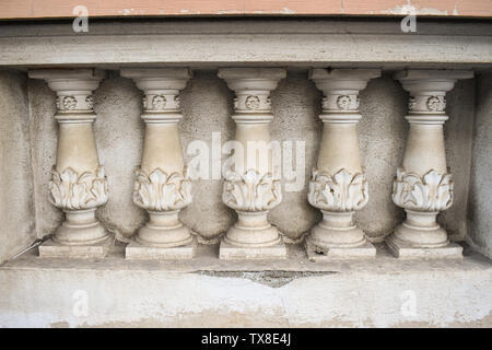 Neoklassizistischen Architektur Details auf der alten Gebäude. Stein gemeißelte Säulen auf den Balkon Fassade. Stockfoto