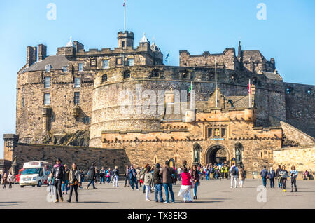 Große Ansicht der Besucher auf der Esplanade, mit anderen in einen aus der vorderen Eingang Schloss Edinburgh, Schottland, Großbritannien. Stockfoto