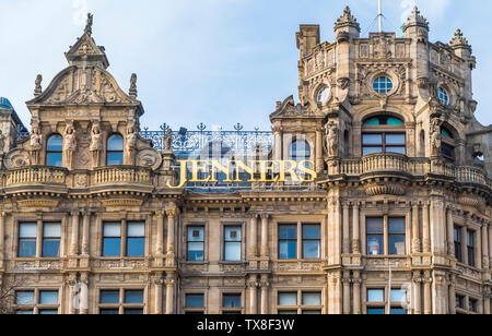 Eine äußere obere Ansicht von jenners - ein Haus von Fraser Kaufhaus, mit Blick auf die Princes Street in Edinburgh, Schottland, Großbritannien. Stockfoto