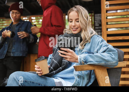 Happy multhietnic Freunde Studenten heraus zusammen hängen draußen Stockfoto