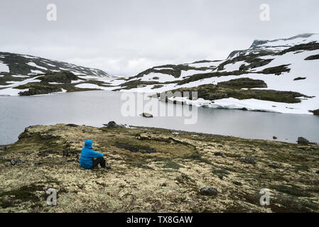 Norwegen, See Flyvotni. In der Nähe von Sogn und Fjordane County Road. Norwegische touristische Route Aurlandsfjellet läuft von aurlandsvangen zu Laerdalsoyri. Traveler l Stockfoto