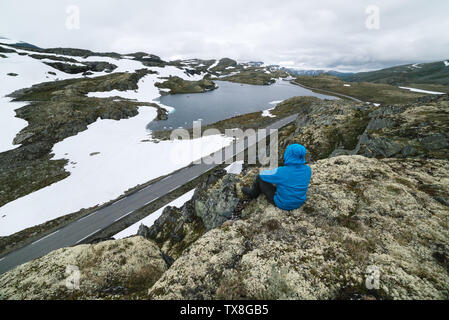 Norwegen, See Flyvotni. In der Nähe von Sogn und Fjordane County Road. Norwegische touristische Route Aurlandsfjellet läuft von aurlandsvangen zu Laerdalsoyri. Touristische lo Stockfoto