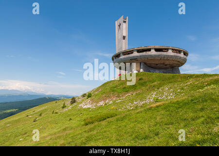 Das Denkmal der bulgarischen Kommunistischen Partei wurde am Buzludzha Peak in Bulgarien von der Bulgarischen Kommunistischen Regime errichtet Stockfoto