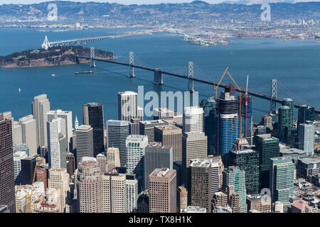 Nachmittag Luftaufnahme von San Francisco Türme, die Bay Bridge und Treasure Island und Oakland, Kalifornien. Stockfoto