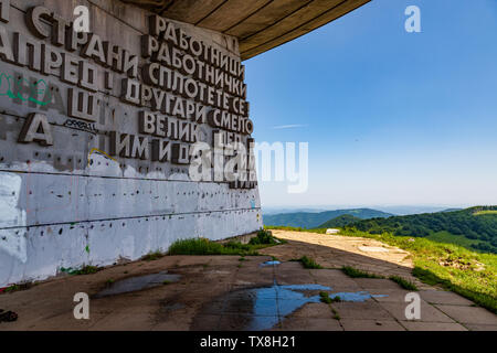 Das Denkmal der bulgarischen Kommunistischen Partei wurde am Buzludzha Peak in Bulgarien von der Bulgarischen Kommunistischen Regime errichtet Stockfoto