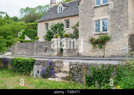 Cotswold Cottage in Ablington. Cotswolds, Gloucestershire, England Stockfoto