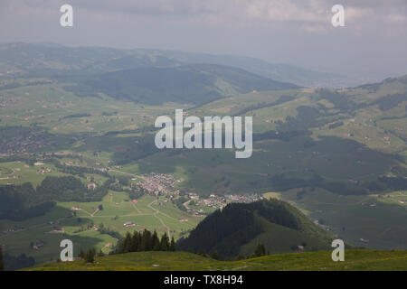 Blick über die schönen Appenzeller Alpen von Ebenalp, Schweiz an einem bewölkten Alpentag. Stockfoto