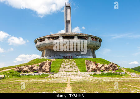 Das Denkmal der bulgarischen Kommunistischen Partei wurde am Buzludzha Peak in Bulgarien von der Bulgarischen Kommunistischen Regime errichtet Stockfoto