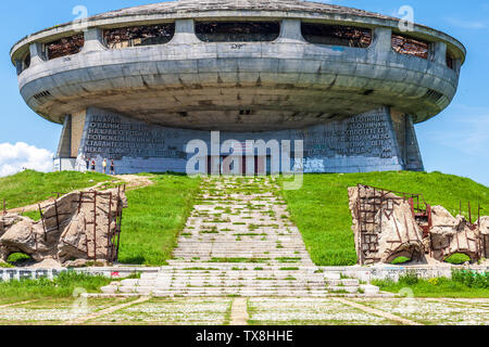 Das Denkmal der bulgarischen Kommunistischen Partei wurde am Buzludzha Peak in Bulgarien von der Bulgarischen Kommunistischen Regime errichtet Stockfoto