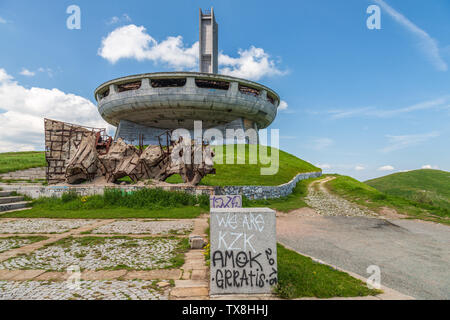 Das Denkmal der bulgarischen Kommunistischen Partei wurde am Buzludzha Peak in Bulgarien von der Bulgarischen Kommunistischen Regime errichtet Stockfoto