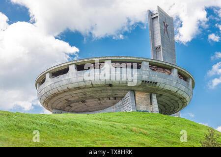 Das Denkmal der bulgarischen Kommunistischen Partei wurde am Buzludzha Peak in Bulgarien von der Bulgarischen Kommunistischen Regime errichtet Stockfoto