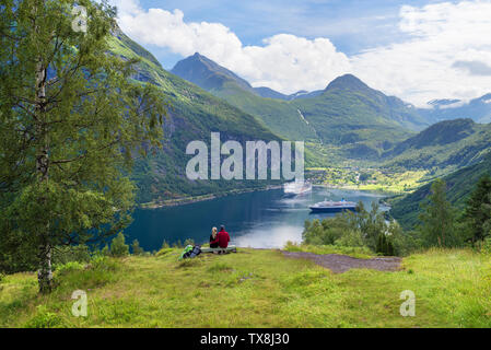 Geirangerfjord Kreuzfahrt. Ein Märchen von der Förde. Paar genießt einen majestätischen Blick in Norwegen. In der Nähe der touristischen Stadt Geiranger Stockfoto