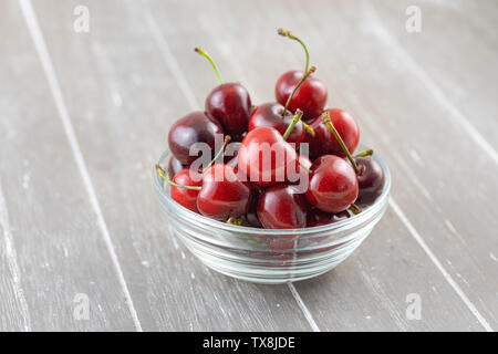 Transparentes Glas Schale mit reifen Kirschen gefüllt Stockfoto