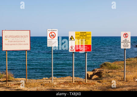 Gesundheit und Sicherheit Warnschilder, Xylotymbou fischen Unterschlupf, Dhekelia, Larnaca, Zypern. Juni 2019 Stockfoto