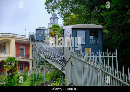 Die kostenlose Single Track mit ausweichgleis Seilbahn verlassen untere Station in Pau, Frankreich, 15. Juni 2019 Stockfoto