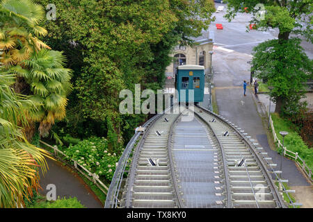 Die kostenlose Single Track mit ausweichgleis Seilbahn verlassen untere Station von oben offene Plattform in Pau, Frankreich, 16. Juni 2019 angezeigt Stockfoto