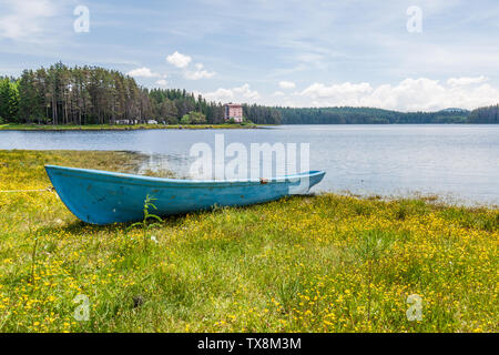 Blick auf das blaue Boot am Ufer des batak Stausees bulgarien Pazardschik Region Stockfoto