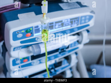 Intravenöse Injektion im Krankenhaus Stockfoto