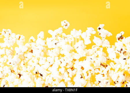 Zerstreut popcorn Grenze über gelben Hintergrund Stockfoto