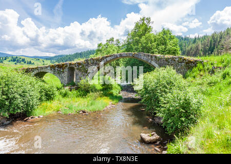 römische Brücke in den Rhodopen bulgarien Antike römische Brücke, Borino, Dospat Bulgarien Stockfoto