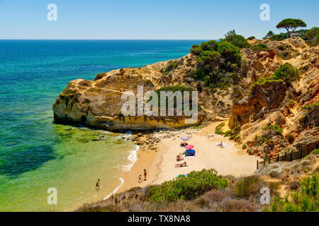 Eine kleine Bucht in Olhos de Agua, der Algarve, Portugal Stockfoto