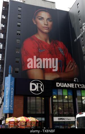 New York City, New York, USA. Juni, 2019 21. Ein großes Wandbild mit dem Image des US-Frauen Nationalmannschaft freuen Alex Morgan am Times Square, New York City erschienen ist. Der US-Spieler müssen nur ein Ziel oder zwei mehr Die Golden Boot award zu klammern, als bester Torschütze, bei der FIFA WM 2019, die derzeit in Paris, Frankreich, statt. Credit: G. Ronald Lopez/ZUMA Draht/Alamy leben Nachrichten Stockfoto