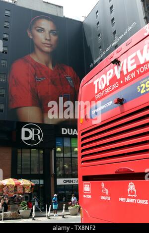 New York City, New York, USA. Juni, 2019 21. Ein großes Wandbild mit dem Image des US-Frauen Nationalmannschaft freuen Alex Morgan am Times Square, New York City erschienen ist. Der US-Spieler müssen nur ein Ziel oder zwei mehr Die Golden Boot award zu klammern, als bester Torschütze, bei der FIFA WM 2019, die derzeit in Paris, Frankreich, statt. Credit: G. Ronald Lopez/ZUMA Draht/Alamy leben Nachrichten Stockfoto