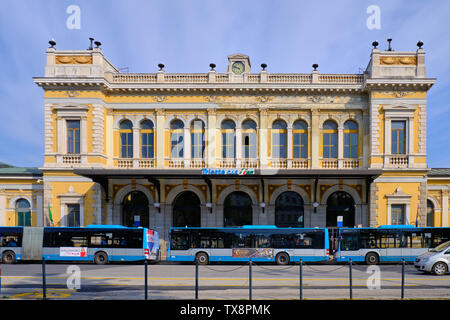 Der österreichisch ungarische Architektur Hauptbahnhof mit dem Bus hielt vor, Passagier auf einer Blu abholen Stockfoto