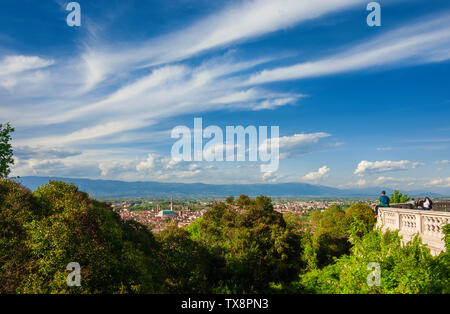 Touristen beobachten, das historische Zentrum von Vicenza mit der berühmten Basilika Palladiana vom Mount Berico Panoramaterrasse Stockfoto