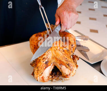 Ein Koch carving Truthahn in einem Live Display Stockfoto