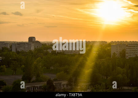 Sehen Sie sich die wunderschönen Sonnenuntergang über Bukarest Stadt vom Balkon. Bukarest hohe Ansehen. Stockfoto