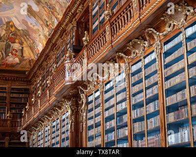 Prag, tschechische Republik - 8. Juni 2019: Bücherregal in Kloster Strahov Bibliothek, die Philosophische Halle. Eine berühmte barocke Bibliothek in Böhmen. Stockfoto