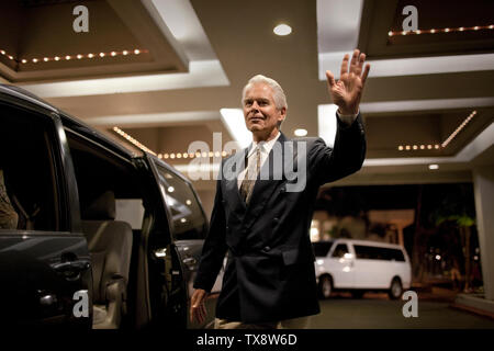 Geschäftsmann mit einem Kollegen in einen Parkplatz. Stockfoto