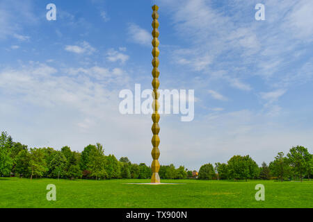 Die Endlose Säule oder Unendlich Spalte im Central Park von Targu Jiu in einem Sommertag. Die Endlose Säule oder Coloana Infinitului gegen den Himmel. Stockfoto