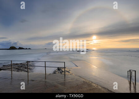 Ein sunbow über den Pool an der Bude. Stockfoto