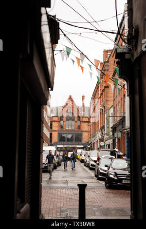 Den Blick der Dame Street in Richtung Dunnes Stores Lebensmittelgeschäft auf der South Great George's Street in Dublin, Irland. Stockfoto